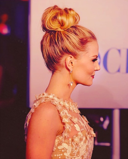 high-bun-hairstyles-for-fat-faces