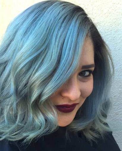Blue hairstyles for round faces